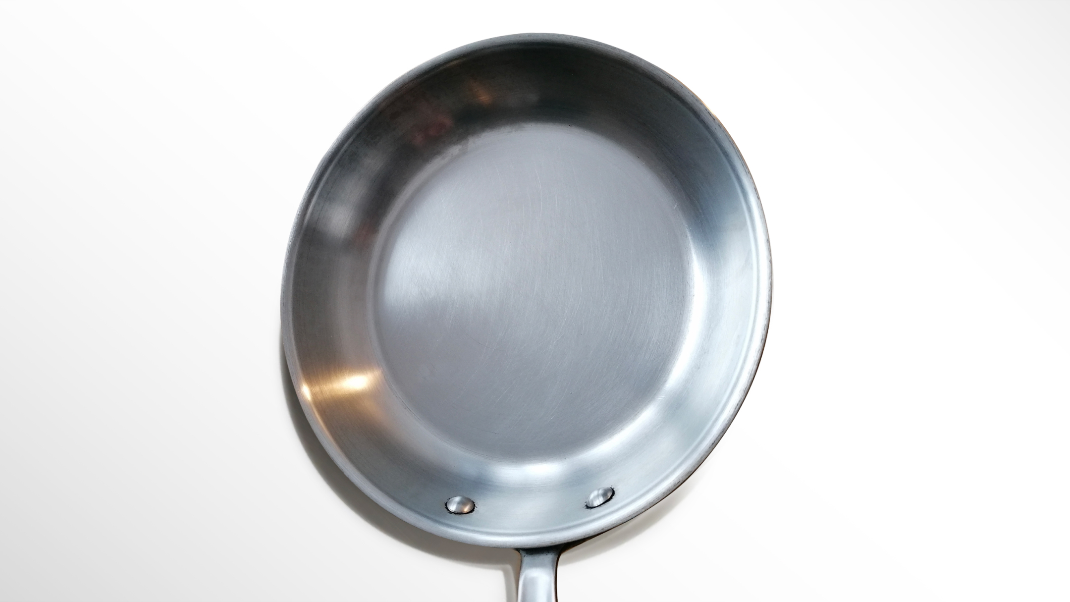 Poêle en inox après lavage - article Mauviel sur comment nettoyer de l'inox taché